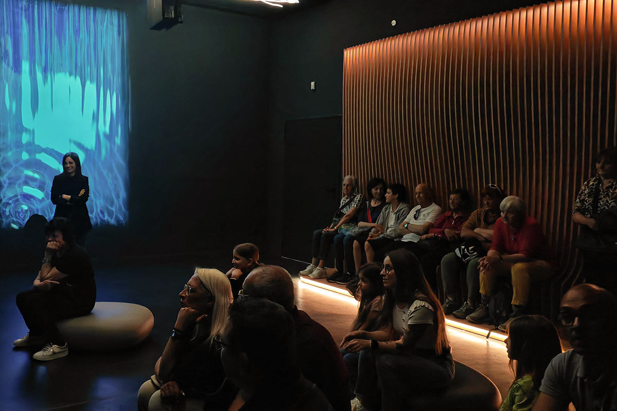 Il pubblico vive l'esperienza nella sala immersiva dell'Educational Center Uniacque a Cologno al Serio