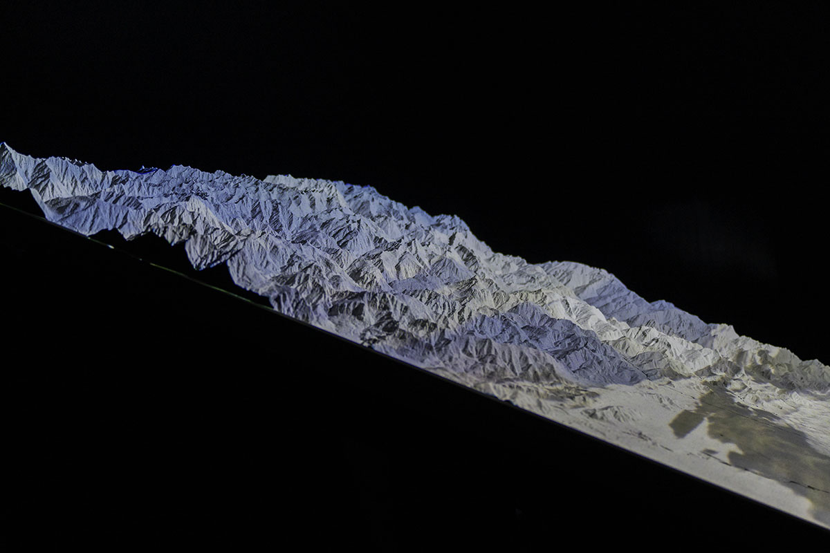 Dettaglio del plastico metavisuale con i rilievi montuosi in bianco proiettati