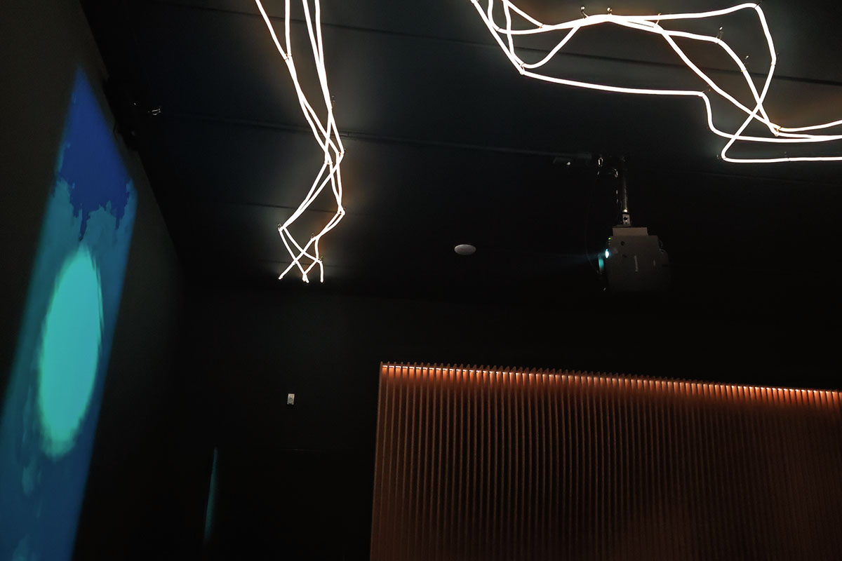 Filamenti luminosi LED sospesi al soffitto e installazione interattiva "Varco di Luce" nell'ambiente immersivo